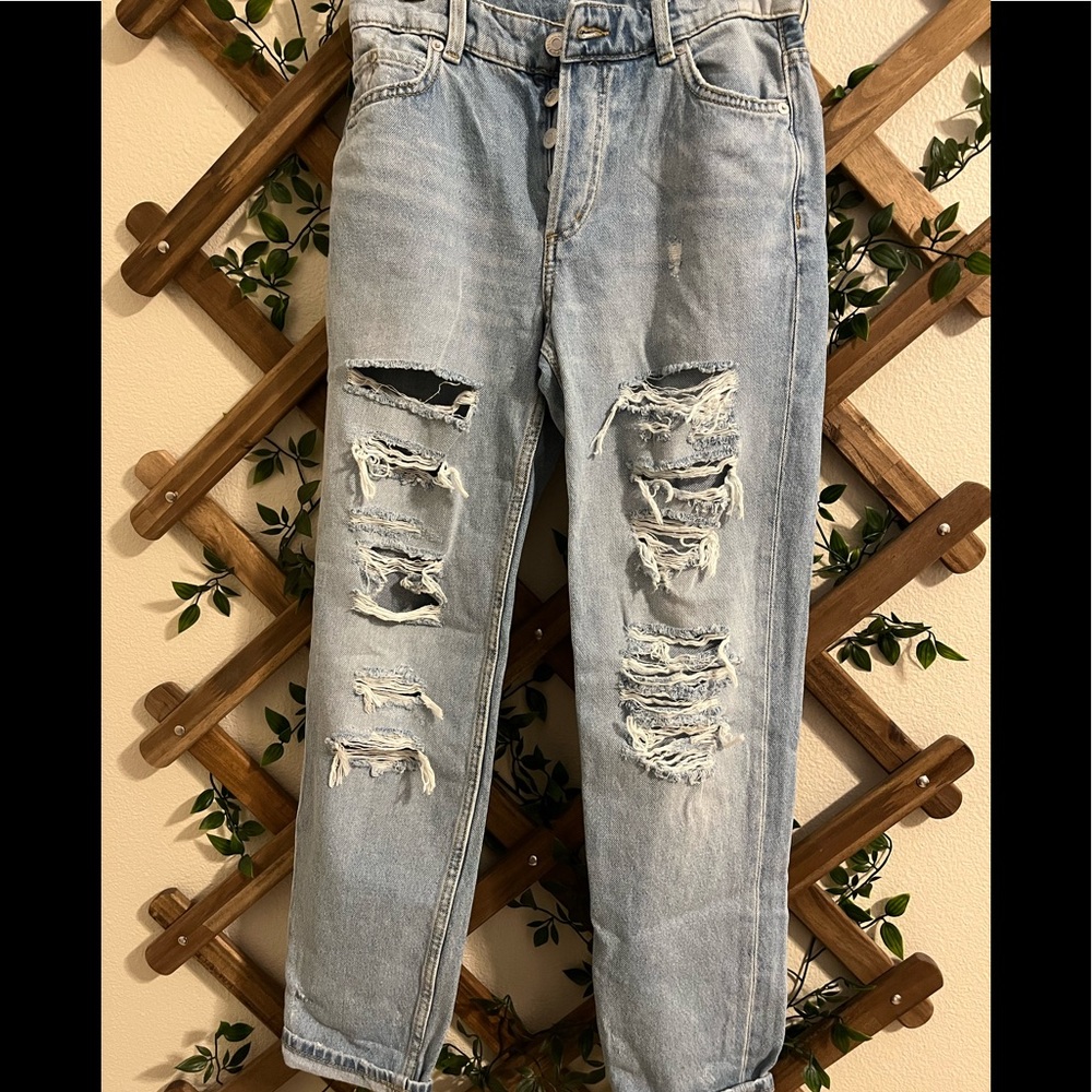 US size 0 jeans from H&M, they fit perfectly!! Only worn once